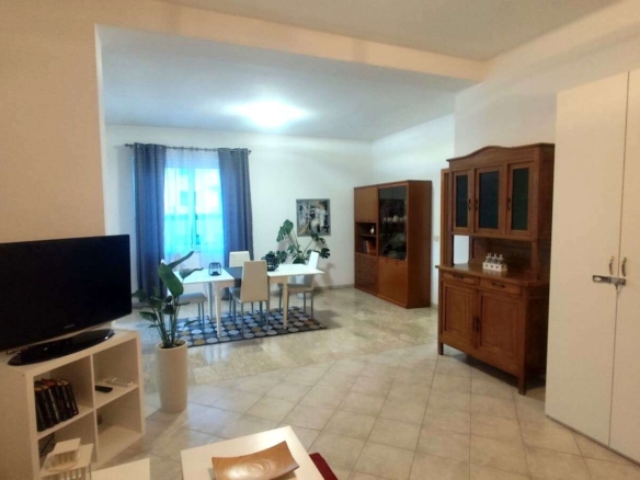 Ampio appartamento a 50mt dal mare con 3 camere, terrazzo e doppi servizi