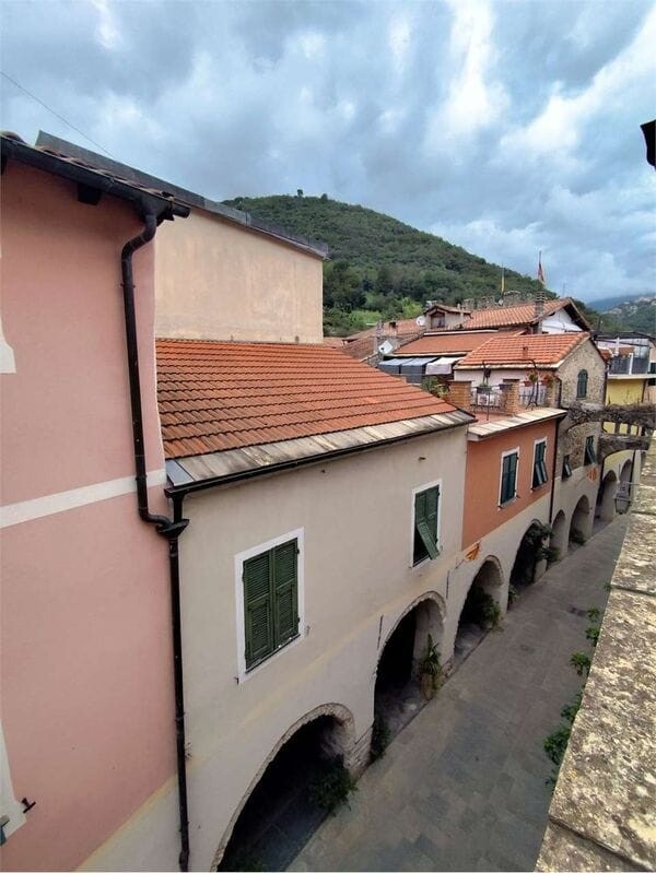 Zuccarello: Appartamento su 2 Livelli con Splendido Terrazzo e Zero Spese