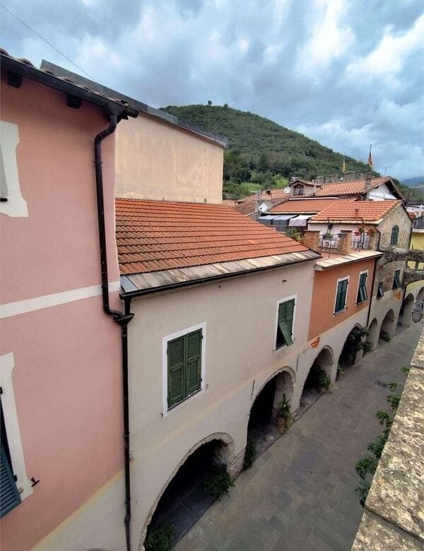 Zuccarello: Appartamento su 2 Livelli con Splendido Terrazzo e Zero Spese