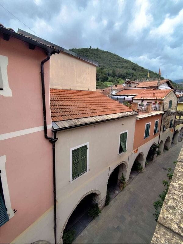 Zuccarello: Appartamento su 2 Livelli con Splendido Terrazzo e Zero Spese