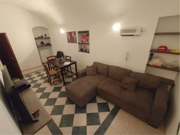 Zuccarello: Appartamento su 2 Livelli con Splendido Terrazzo e Zero Spese