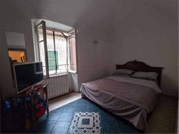 Zuccarello: Appartamento su 2 Livelli con Splendido Terrazzo e Zero Spese