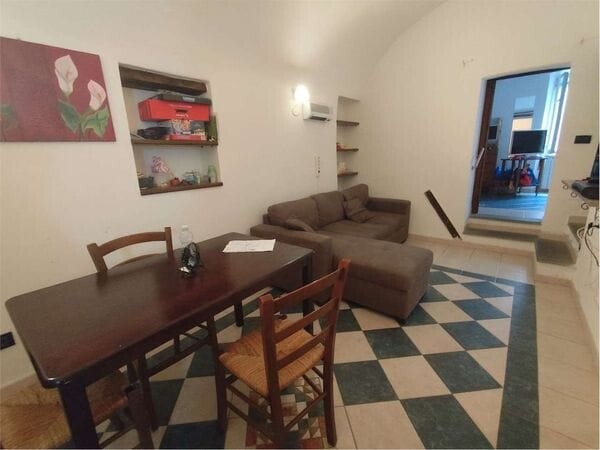 Zuccarello: Appartamento su 2 Livelli con Splendido Terrazzo e Zero Spese
