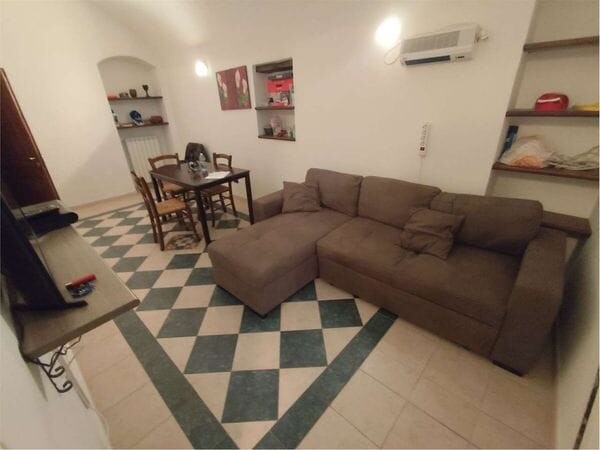 Zuccarello: Appartamento su 2 Livelli con Splendido Terrazzo e Zero Spese