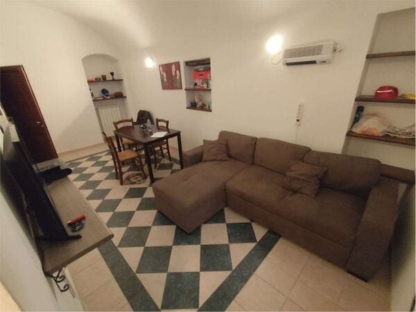 Zuccarello: Appartamento su 2 Livelli con Splendido Terrazzo e Zero Spese