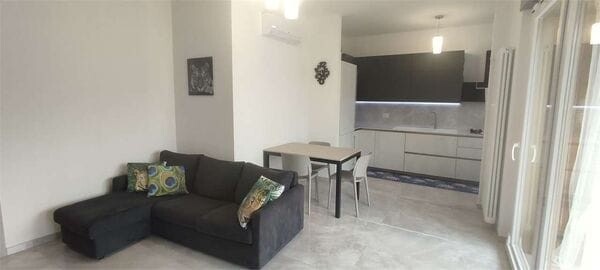 LOANO Zona Poeti: Prestigioso 110mq Ristrutturato, 3 Camere, Box e Doppi Servizi