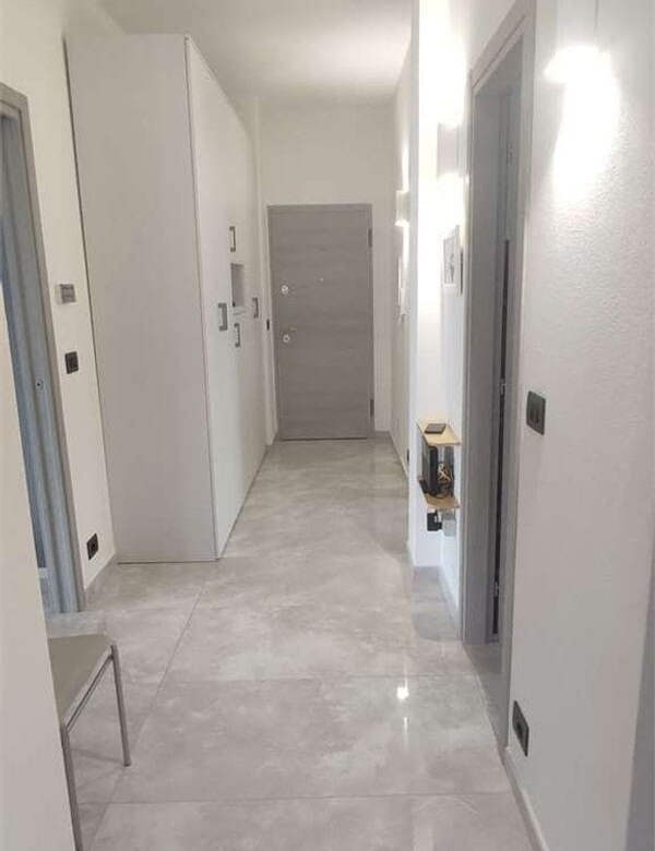 LOANO Zona Poeti: Prestigioso 110mq Ristrutturato, 3 Camere, Box e Doppi Servizi