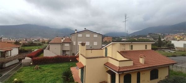 LOANO Zona Poeti: Prestigioso 110mq Ristrutturato, 3 Camere, Box e Doppi Servizi