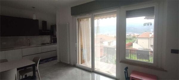 LOANO Zona Poeti: Prestigioso 110mq Ristrutturato, 3 Camere, Box e Doppi Servizi