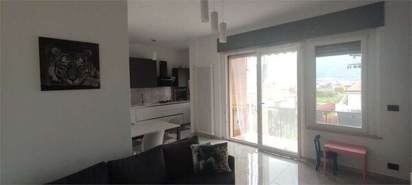 LOANO Zona Poeti: Prestigioso 110mq Ristrutturato, 3 Camere, Box e Doppi Servizi