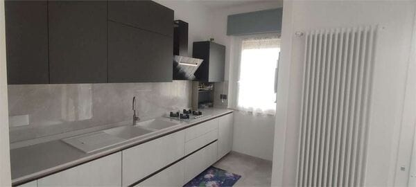 LOANO Zona Poeti: Prestigioso 110mq Ristrutturato, 3 Camere, Box e Doppi Servizi