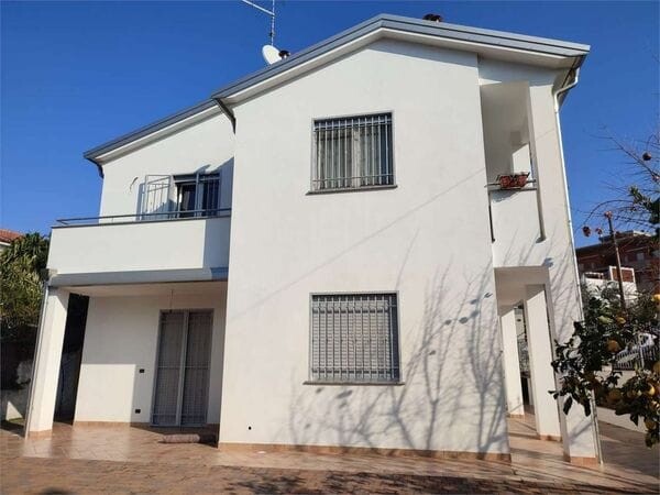 Villa Bifamiliare Loano Zona Poeti: Quadrilocale con Giardino e Box