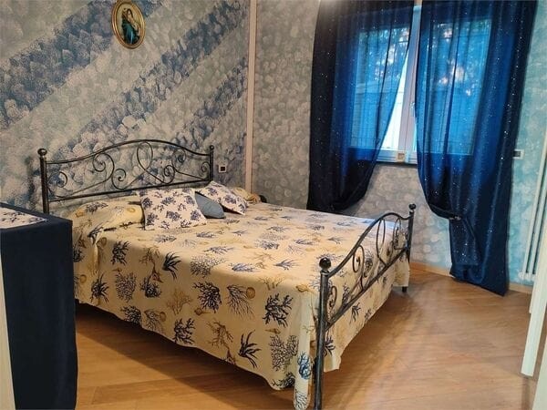 Villa Bifamiliare Loano Zona Poeti: Quadrilocale con Giardino e Box
