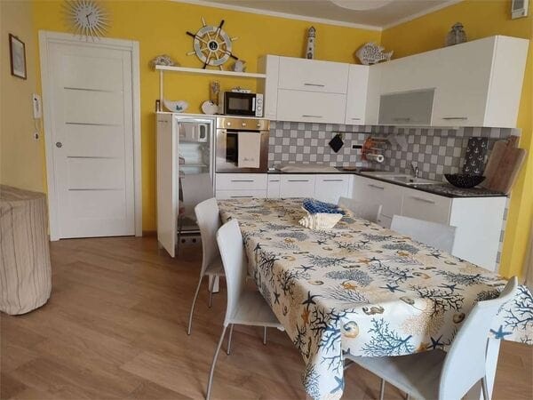 Villa Bifamiliare Loano Zona Poeti: Quadrilocale con Giardino e Box