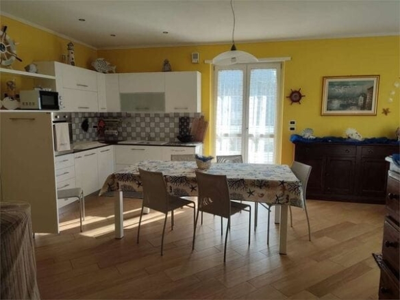 Villa Bifamiliare Loano Zona Poeti: Quadrilocale con Giardino e Box