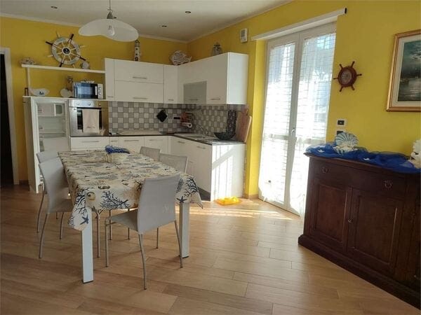 Villa Bifamiliare Loano Zona Poeti: Quadrilocale con Giardino e Box