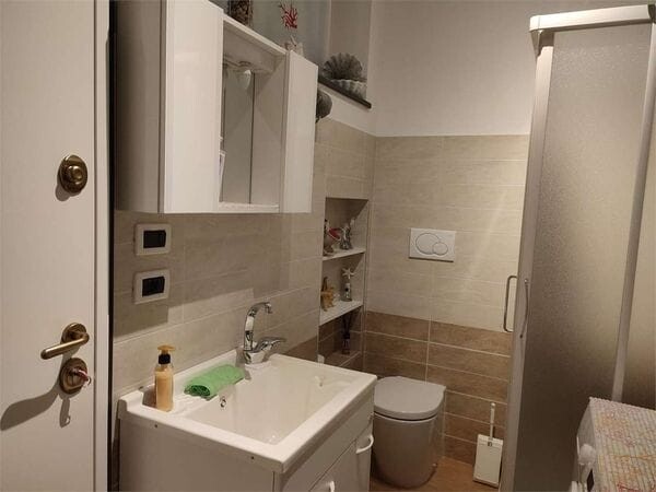 Villa Bifamiliare Loano Zona Poeti: Quadrilocale con Giardino e Box
