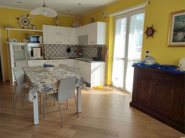 Villa Bifamiliare Loano Zona Poeti: Quadrilocale con Giardino e Box