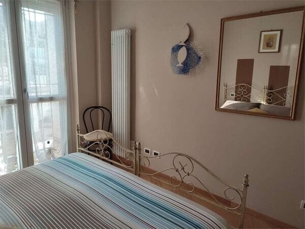 Villa Bifamiliare Loano Zona Poeti: Quadrilocale con Giardino e Box