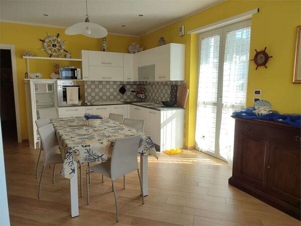 Villa Bifamiliare Loano Zona Poeti: Quadrilocale con Giardino e Box