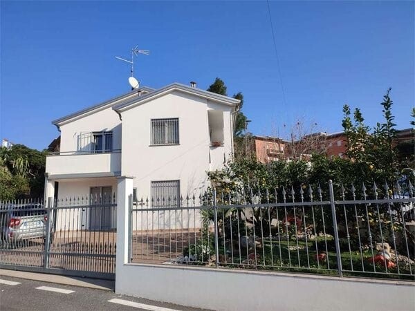Villa Bifamiliare Loano Zona Poeti: Quadrilocale con Giardino e Box