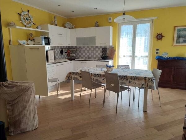 Villa Bifamiliare Loano Zona Poeti: Quadrilocale con Giardino e Box