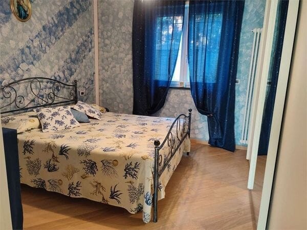 Villa Bifamiliare Loano Zona Poeti: Quadrilocale con Giardino e Box