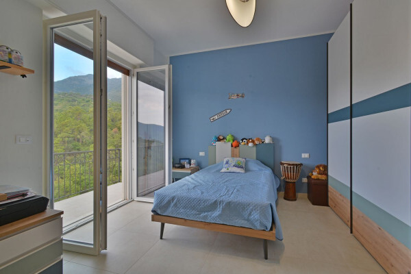 Pentalocale di Prestigio: Ultimo Piano con Vista Panoramica e Zero Spese Condominiali