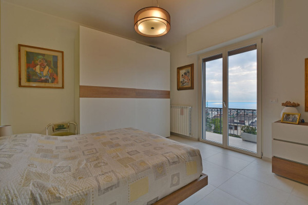 Pentalocale di Prestigio: Ultimo Piano con Vista Panoramica e Zero Spese Condominiali