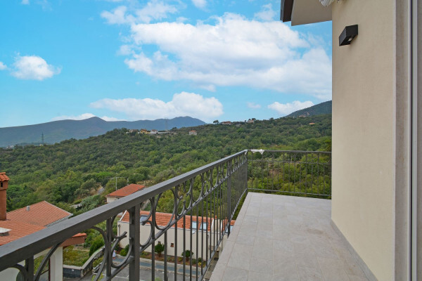Pentalocale di Prestigio: Ultimo Piano con Vista Panoramica e Zero Spese Condominiali