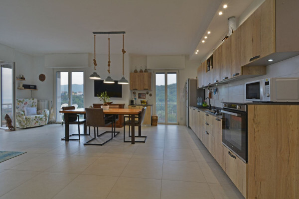 Pentalocale di Prestigio: Ultimo Piano con Vista Panoramica e Zero Spese Condominiali