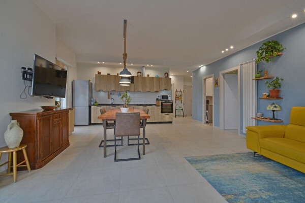 Pentalocale di Prestigio: Ultimo Piano con Vista Panoramica e Zero Spese Condominiali