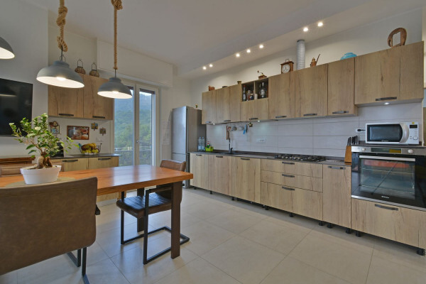 Pentalocale di Prestigio: Ultimo Piano con Vista Panoramica e Zero Spese Condominiali