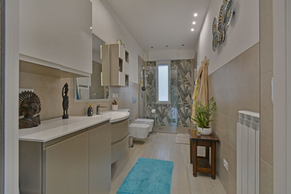 Pentalocale di Prestigio: Ultimo Piano con Vista Panoramica e Zero Spese Condominiali