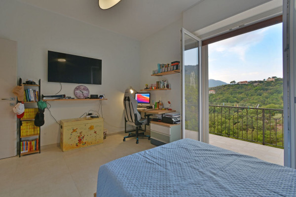 Pentalocale di Prestigio: Ultimo Piano con Vista Panoramica e Zero Spese Condominiali