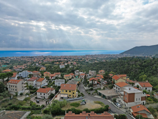 Pentalocale di Prestigio: Ultimo Piano con Vista Panoramica e Zero Spese Condominiali