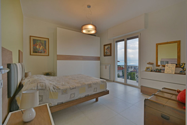 Pentalocale di Prestigio: Ultimo Piano con Vista Panoramica e Zero Spese Condominiali