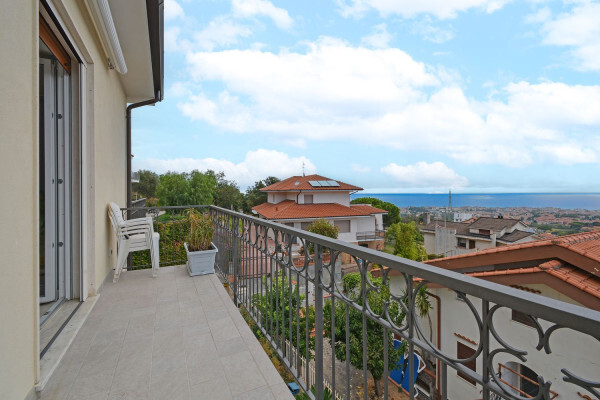 Pentalocale di Prestigio: Ultimo Piano con Vista Panoramica e Zero Spese Condominiali