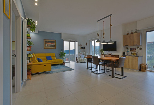 Pentalocale di Prestigio: Ultimo Piano con Vista Panoramica e Zero Spese Condominiali