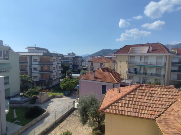 Loano, Via Deledda: Quadrilocale in Zona Poeti con Ascensore