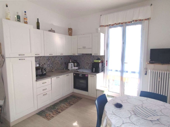 Borghetto Santo Spirito: Ampio Bilocale Ristrutturato a 350m dal Mare