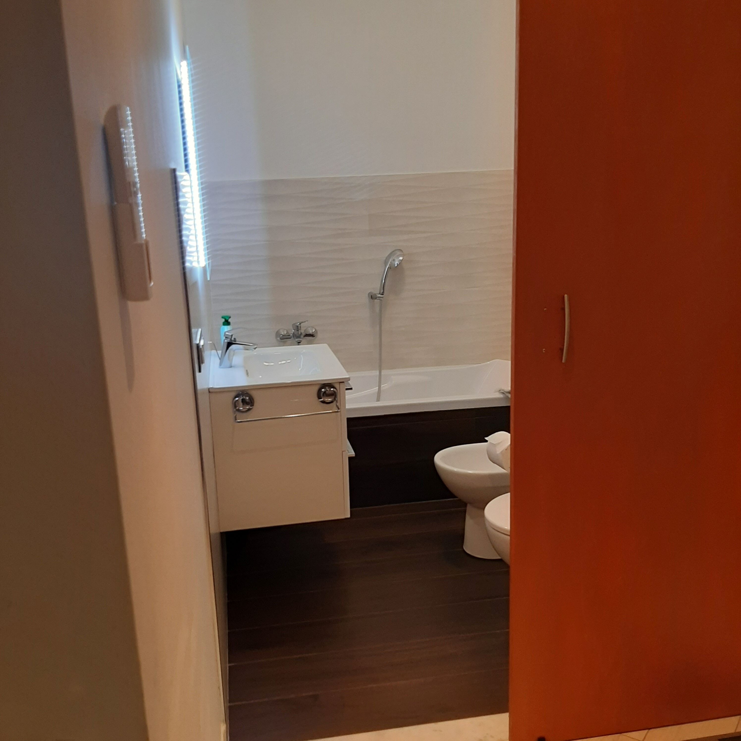 Loano – Zona Olivette: Quadrilocale Ristrutturato in Classe C, termo autonomo, Doppi Servizi e Cantina