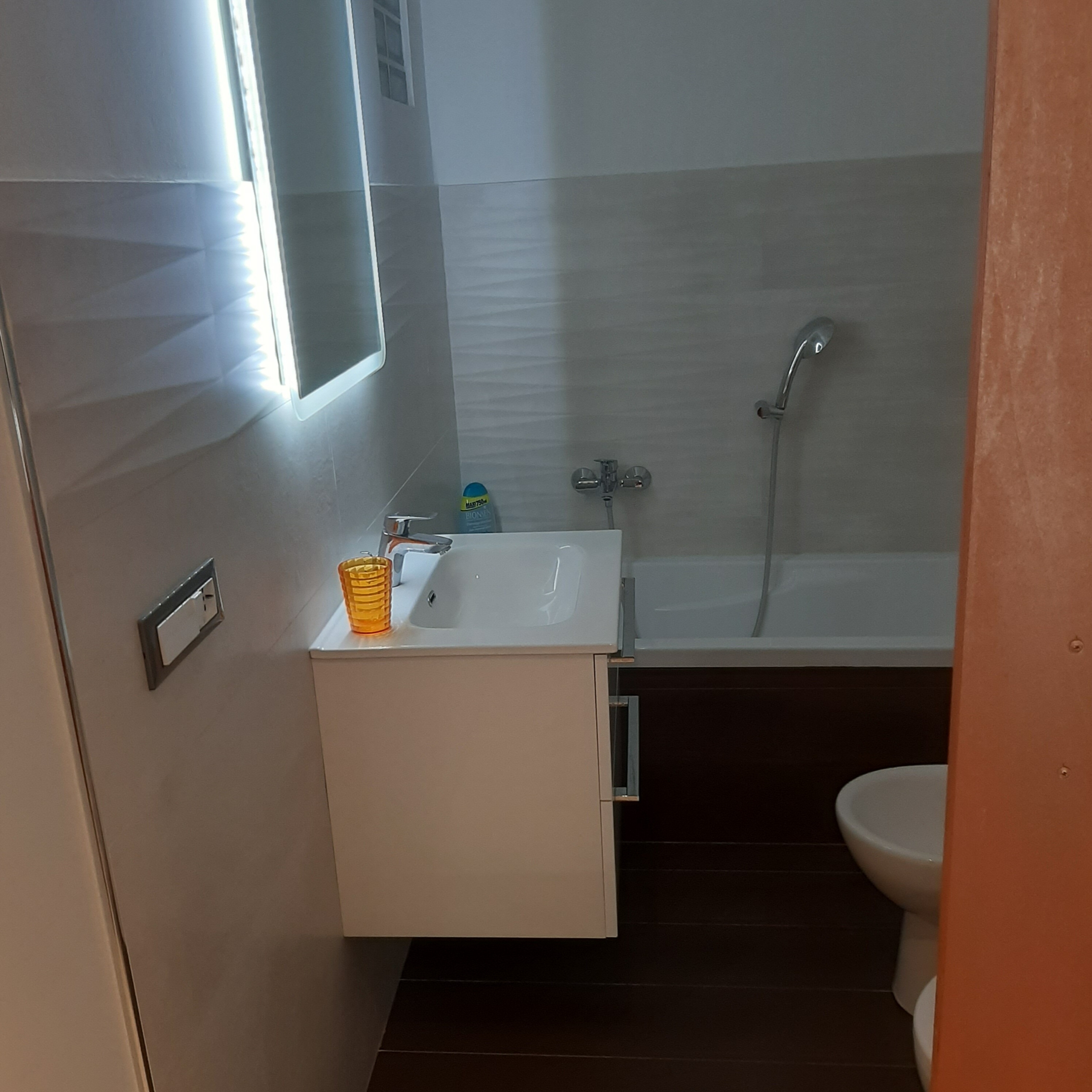 Loano – Zona Olivette: Quadrilocale Ristrutturato in Classe C, termo autonomo, Doppi Servizi e Cantina