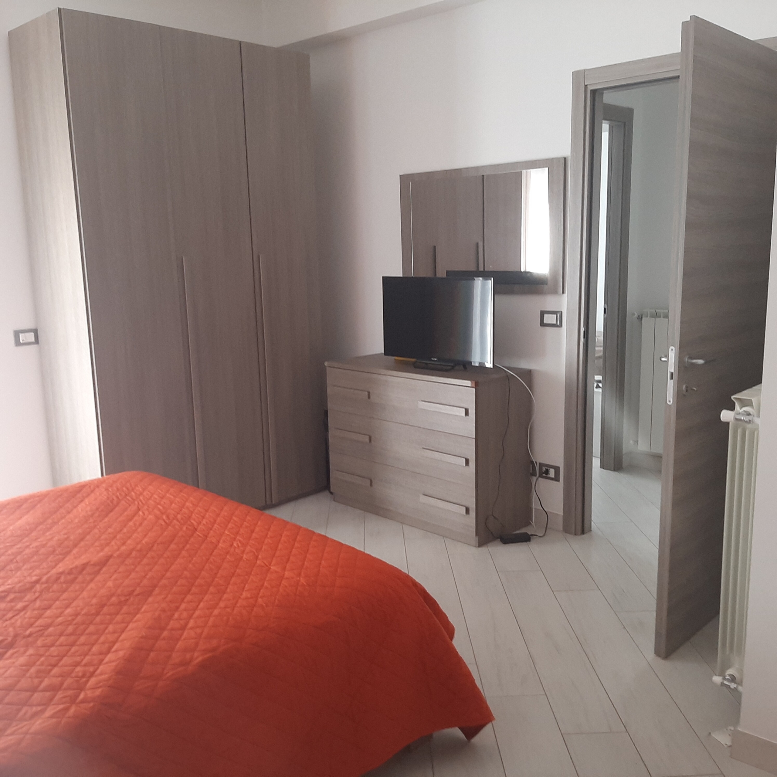 Loano – Zona Olivette: Quadrilocale Ristrutturato in Classe C, termo autonomo, Doppi Servizi e Cantina