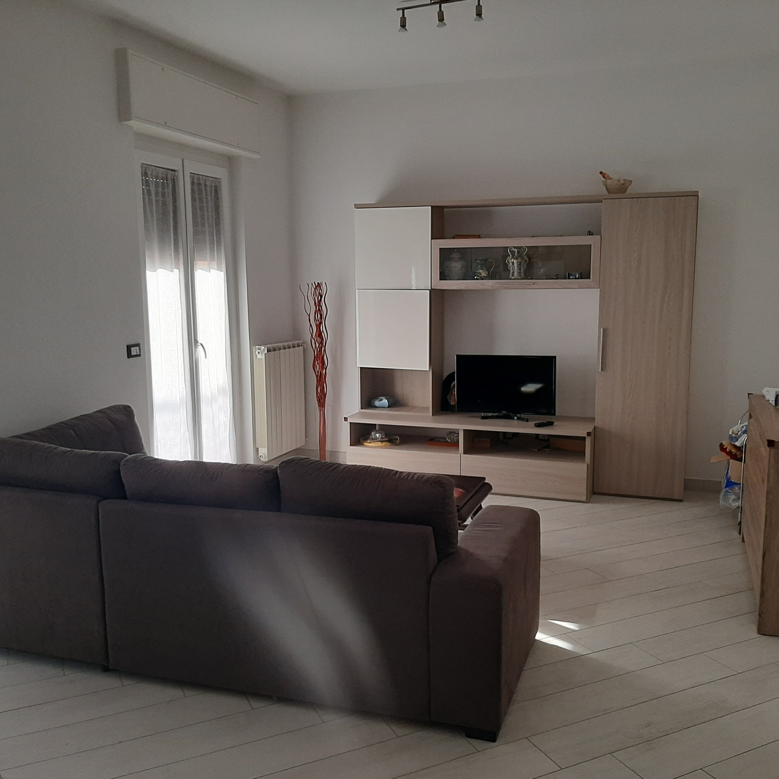 Loano – Zona Olivette: Quadrilocale Ristrutturato in Classe C, termo autonomo, Doppi Servizi e Cantina