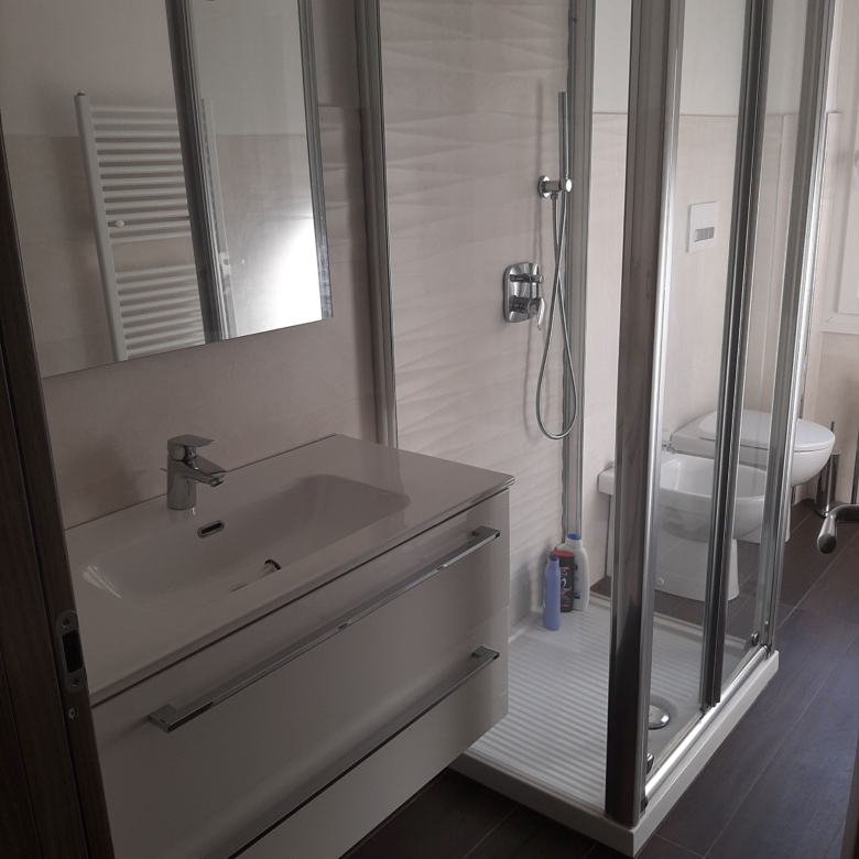 Loano – Zona Olivette: Quadrilocale Ristrutturato in Classe C, termo autonomo, Doppi Servizi e Cantina