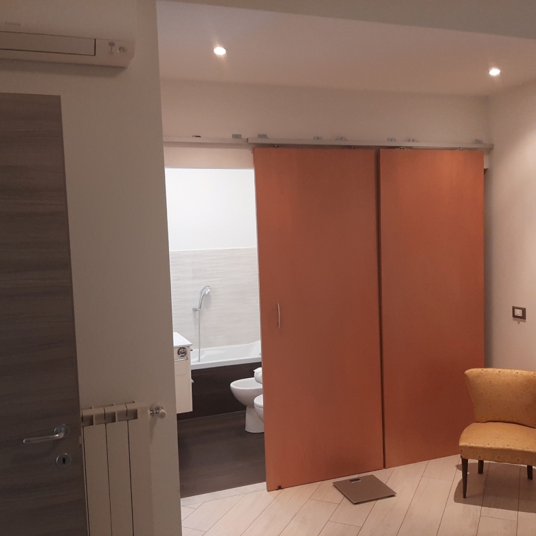 Loano – Zona Olivette: Quadrilocale Ristrutturato in Classe C, termo autonomo, Doppi Servizi e Cantina